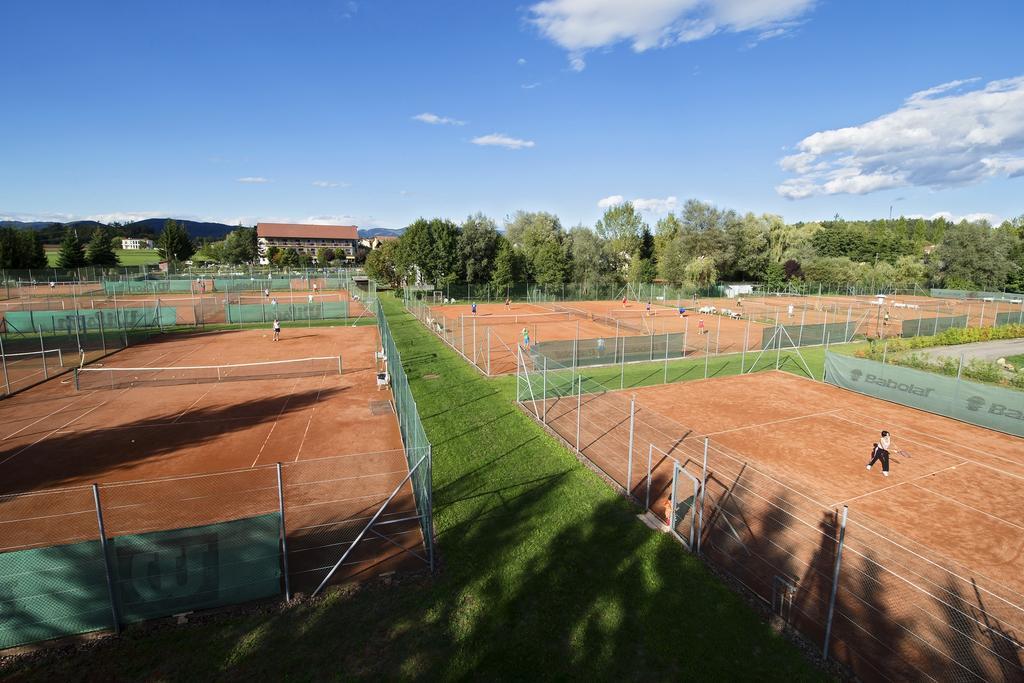 Golf-Tennis-Wellnesshotel Mori ザンクト・カンツィアン エクステリア 写真